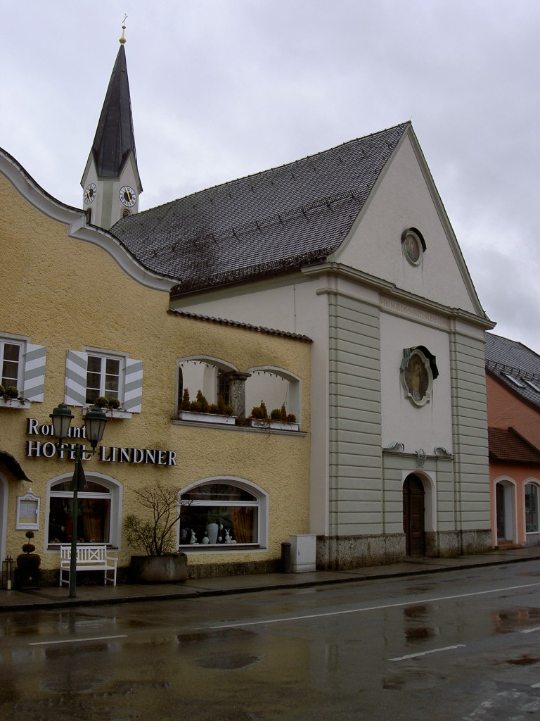 Bad Aibling, barocke St. Sebastian Kirche, erbaut von 1766 bis 1768 (05.04.2012)