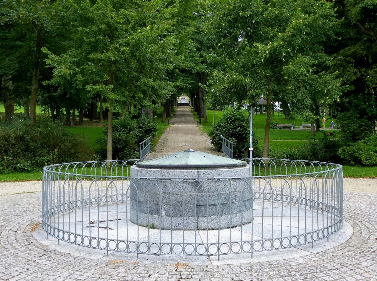 Bad Alexandersbad im Fichtelgebirge, die Luisenquelle, benannt nach der preuischen Knigin, Aug.2014