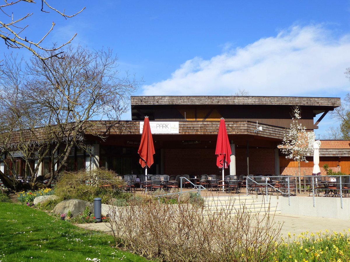 Bad Bellingen im Markgrflerland, das Kurhaus mit Restaurant im Kurpark, April 2018
