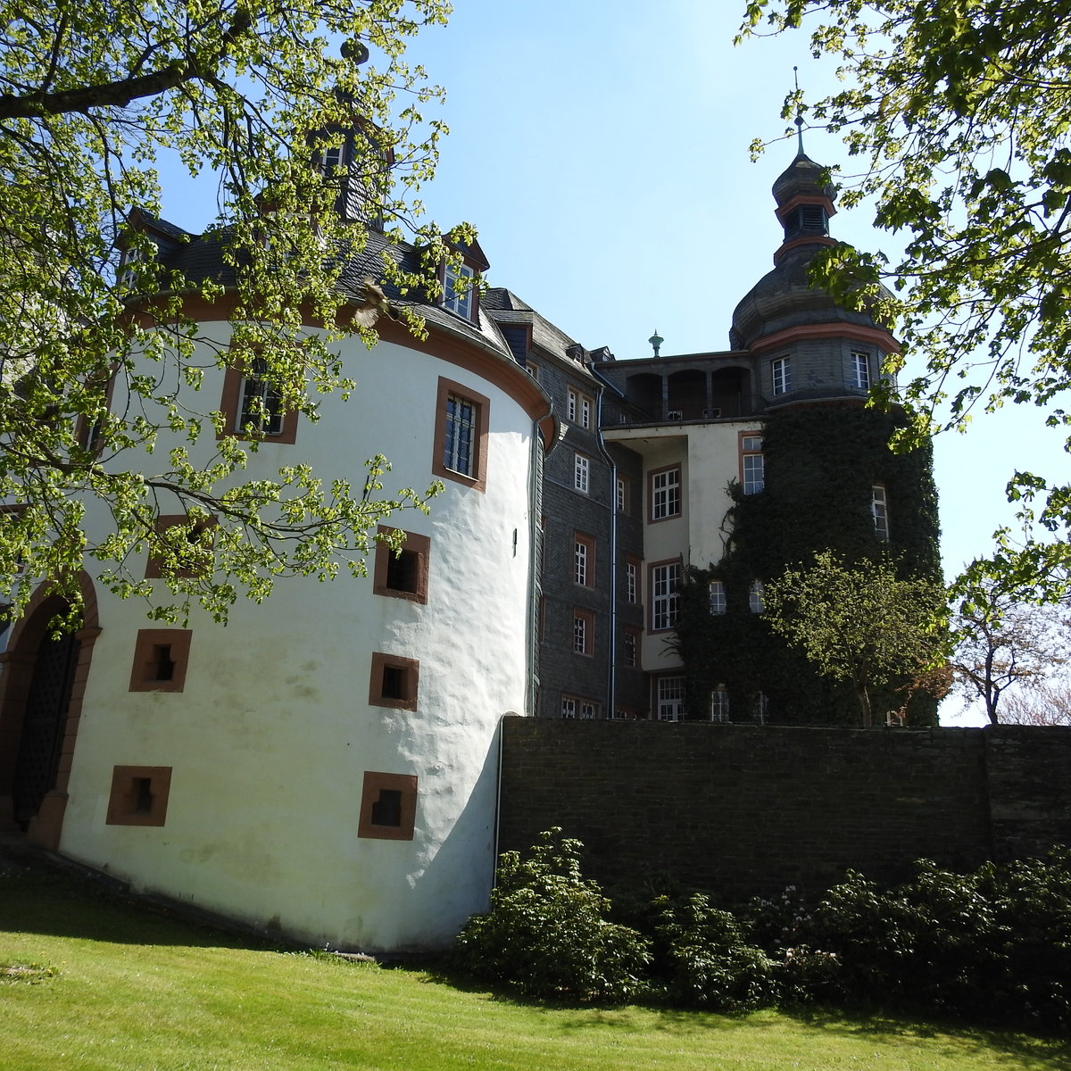 BAD BERLEBURG-SCHLOSS/RÜCKSEITE
In der Stadt im Rothaargebirge befindet sich auf einer Anhöhe über der Stadt ein mächtiges Schloss,dessen Anfänge auf eine Höhenburg aus dem 13. Jhdt. zurückgehen-
hier ein Bild von der Rückseite,dem Schlosspark aus,gesehen,am 10.5.2017...