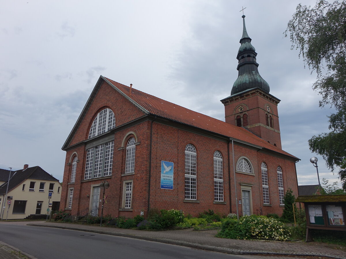 Bad Bodenteich, evangelische St. Petri Kirche, klassizistische Saalkirche erbaut von 1833 bis 1836 (20.06.2026)