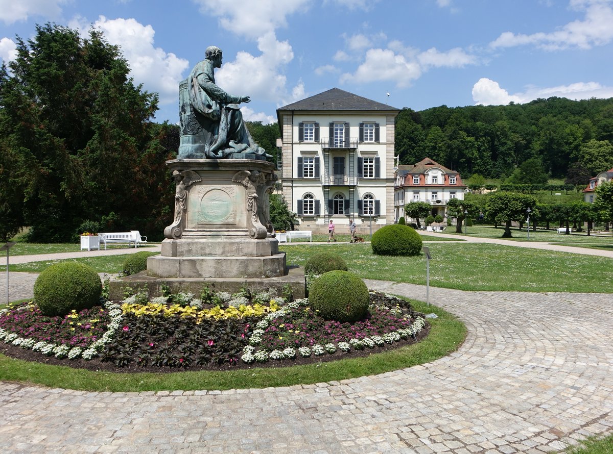Bad Brckenau, Badhotel, klassizistisch erbaut von Leo von Klenze von 1821 bis 1823, davor Knig Ludwig I. Denkmal, erbaut 1897 durch Ferdinand Miller (27.05.2018)