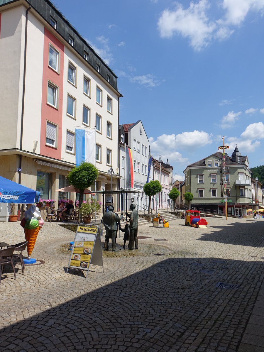 Bad Brckenau, Brunnen in der Ludwigstrae, erschaffen 1996 von der Knstlerin Margot Garutti (27.05.2019)