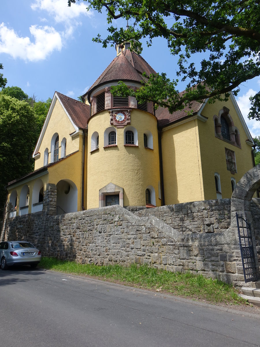 Bad Brckenau, Ev. Christuskirche, Zentralbau auf dem Grundriss eines griechischen Kreuzes, Jugendstil, erbaut durch Eugen Drollinger bis 1908 (27.05.2018)
