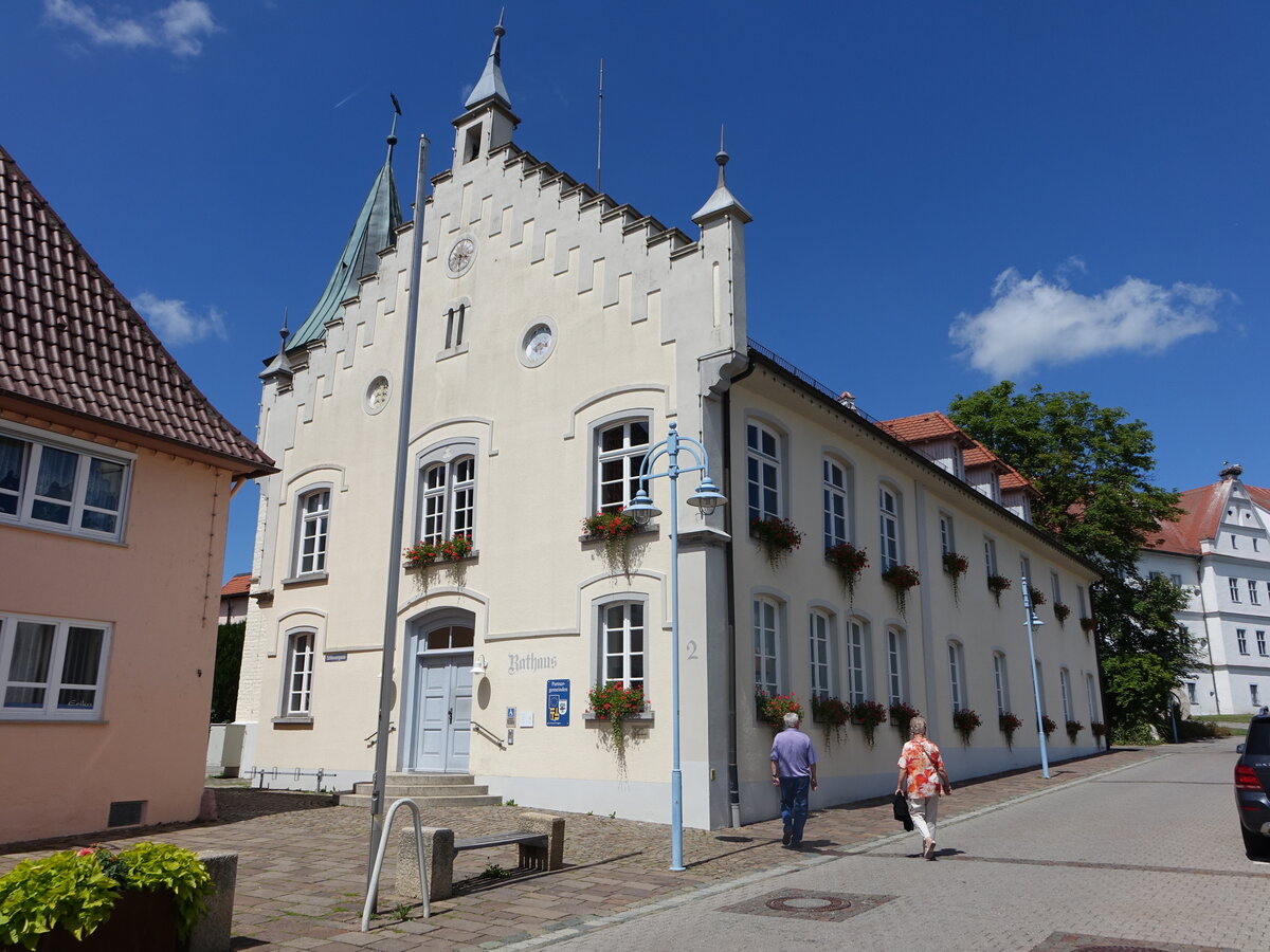 Bad Buchau, historisches Rathaus am Marktplatz, erbaut im 15. Jahrhundert (10.07.2022)