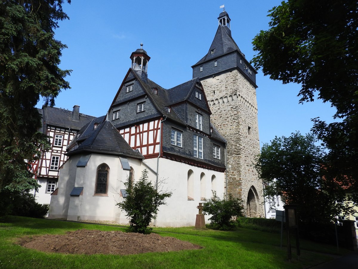 BAD CAMBERG/TAUNUS-OBERTORTURM MIT HOHENFELDKAPELLE
Wunderschne Gebude bestimmen die historische Altstadt von BAD CAMBERG/TAUNUS- wie der
1380 erbaute OBERTORTURM mit der angeschlossenen HOHENFELDKAPELLE....
er ist Brutsttte und Heimat seltener Vogelarten ,wie DOHLE,TURMFALKE,SCHLEIEREULE oder MAUERSEGLER-
hier am 20.5.2018...