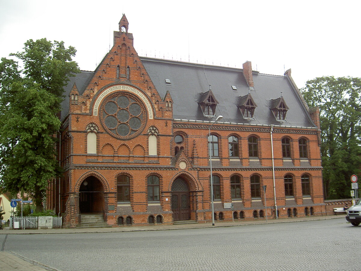Bad Doberan, Gymnasium „Friderico-Francisceum“,  Giebelbau mit Klinkerfassade von 1889 nach Plnen von Ludwig Mckel (13.07.2012)