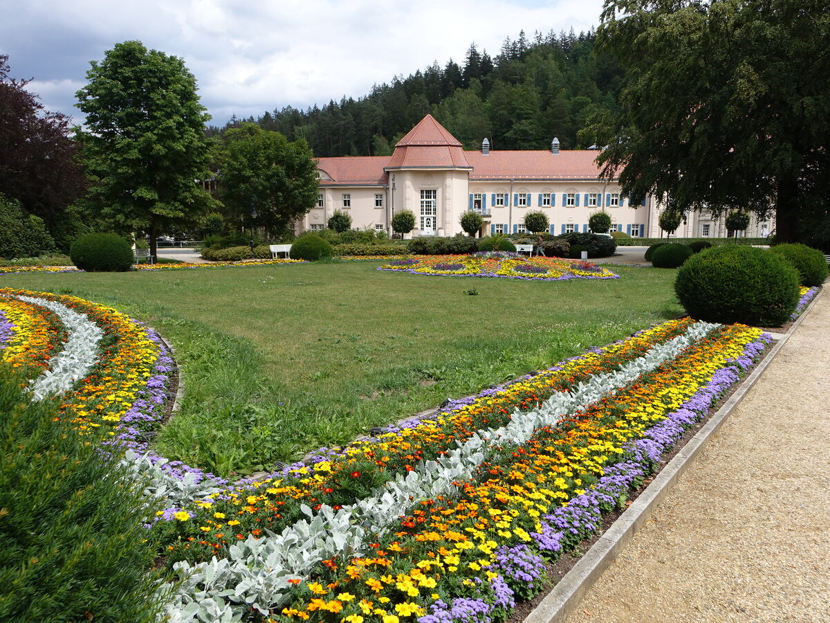 Bad Elster, Kurpark mit Knig Albert Bad in der Badstrae (22.07.2023)