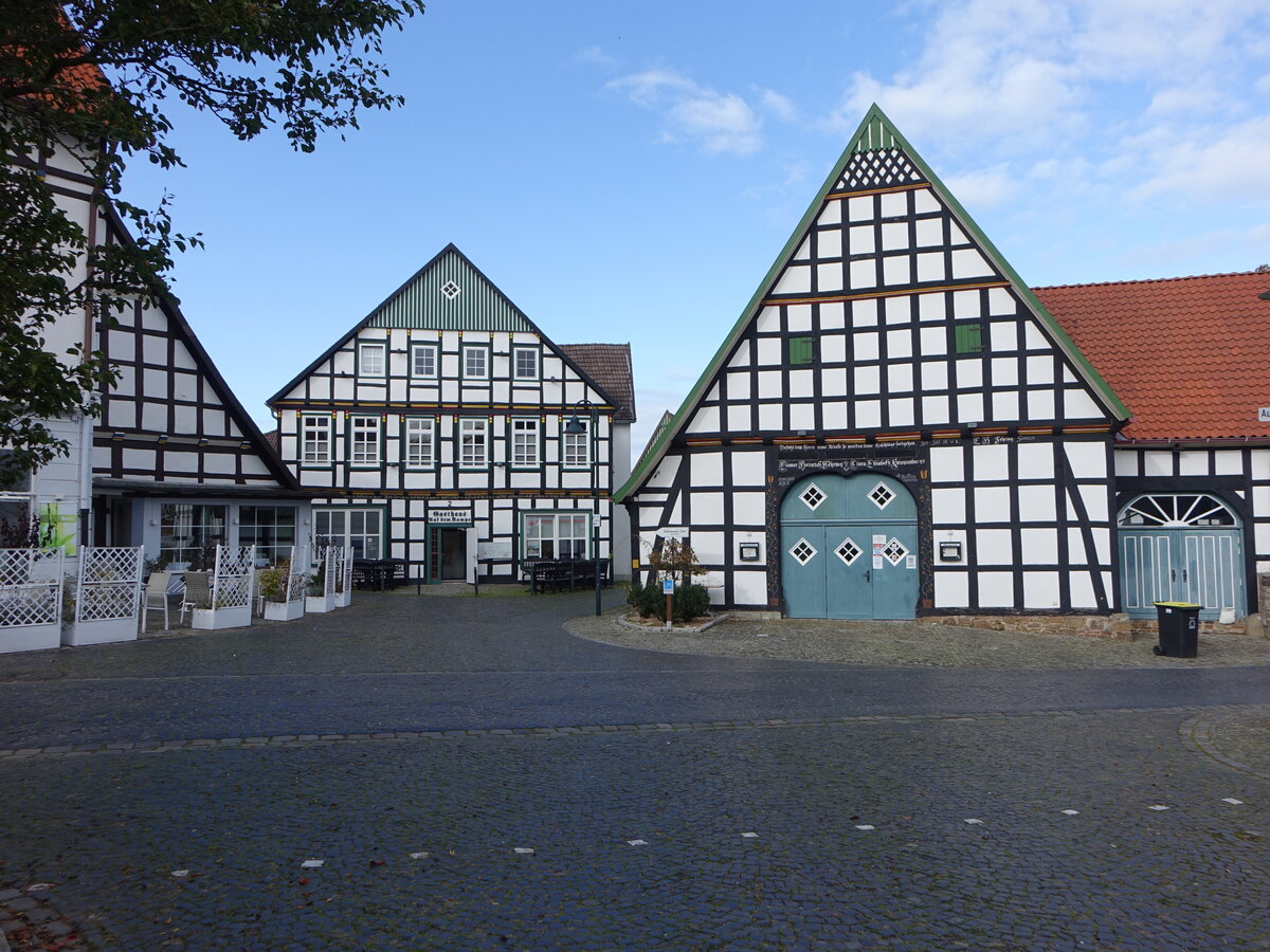 Bad Essen, historische Fachwerkhuser am Kirchplatz (11.10.2021)