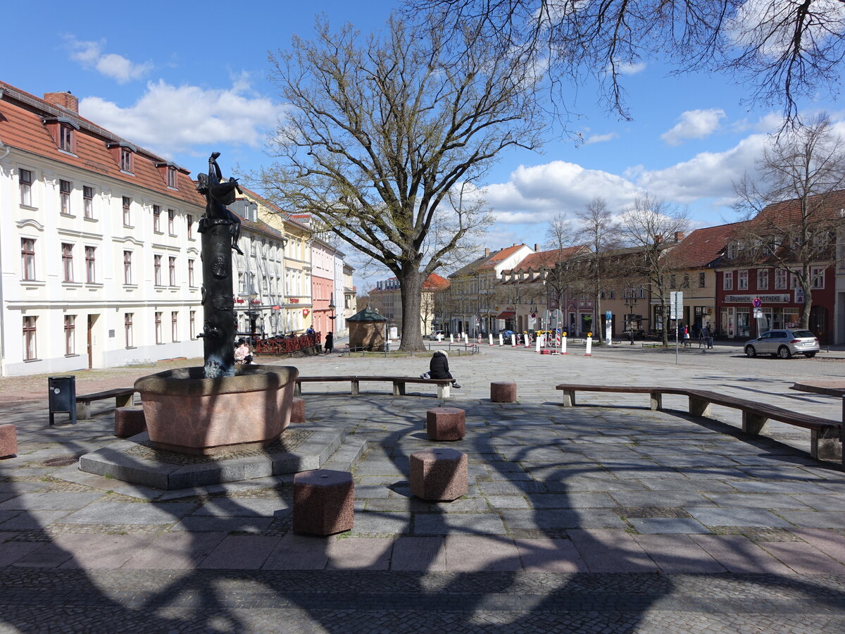 Bad Freienwalde, Brunnen und Geb�ude in der Karl Marx Stra�e (08.04.2026)