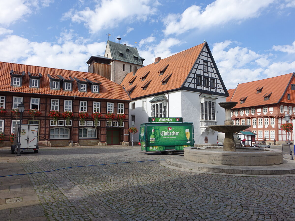 Bad Gandersheim, Gebude und Brunnen am Stiftsfreiheitsplatz (29.09.2023)