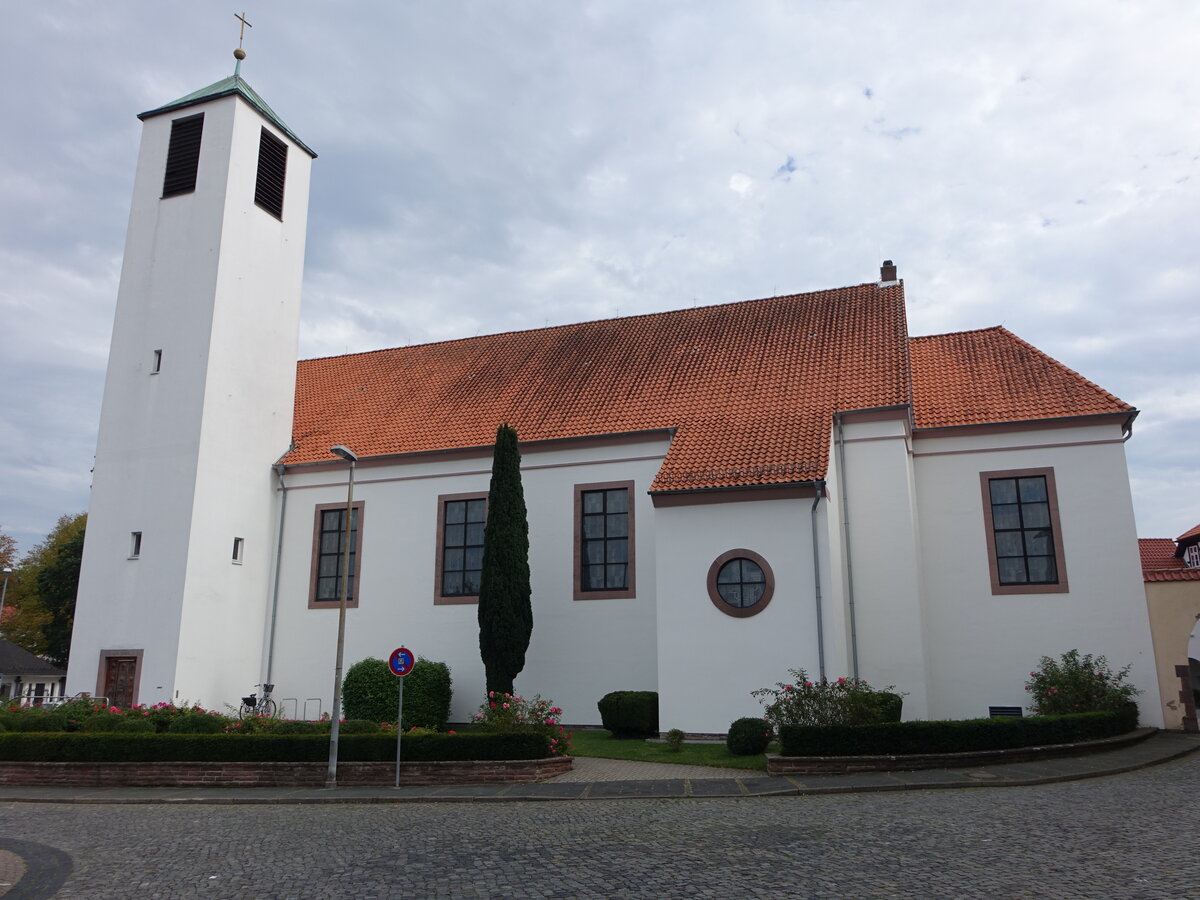 Bad Gandersheim, kath. Maria Himmelfahrt Kirche, erbaut von 1952 bis 1953 (29.09.2023)