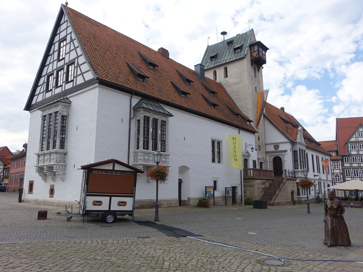 Bad Gandersheim, Rathaus am Marktplatz, stliche Teil entstammt der ehemaligen Marktkirche, westliche Teil ist das eigentliche Rathaus, erbaut 1432 (29.09.2023)