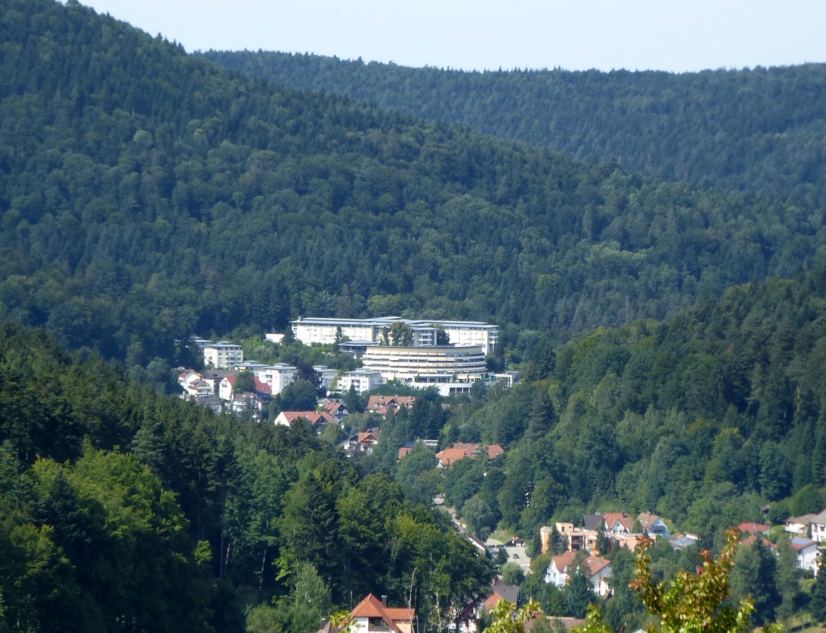 Bad Herrenalb, Blick vom Gaistal zum Ort mit dem Panoramahotel, Aug.2015