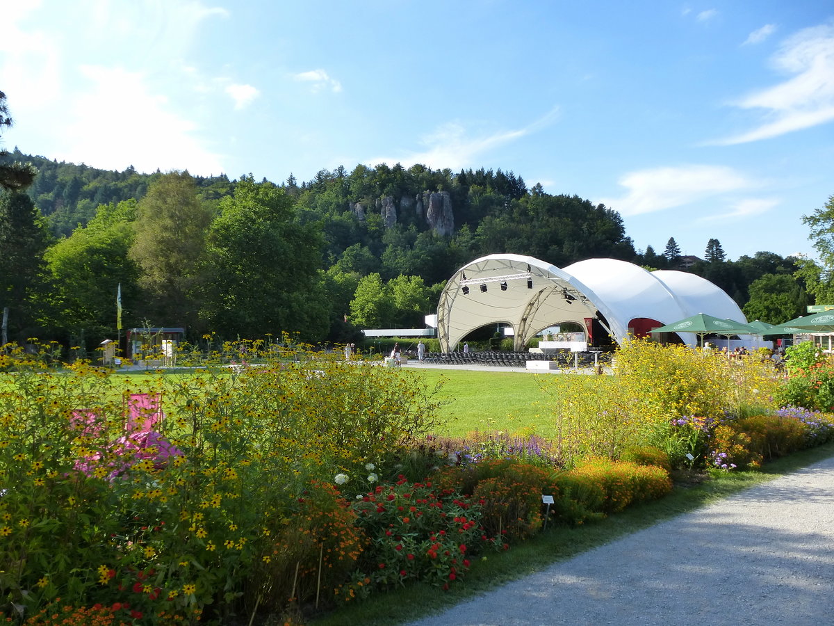 Bad Herrenalb, Blick zur Veranstaltungsbhne im Kurpark, Aug.2017