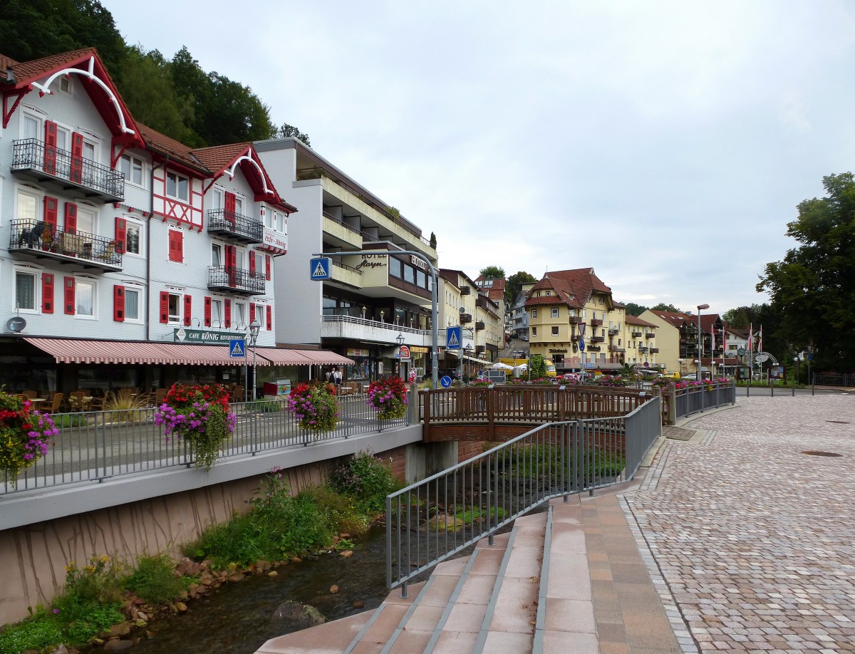 Bad Herrenalb, das Flsschen Alb entlang der Gersbacher Strae, gesehen vom Rathausplatz, Aug.2015