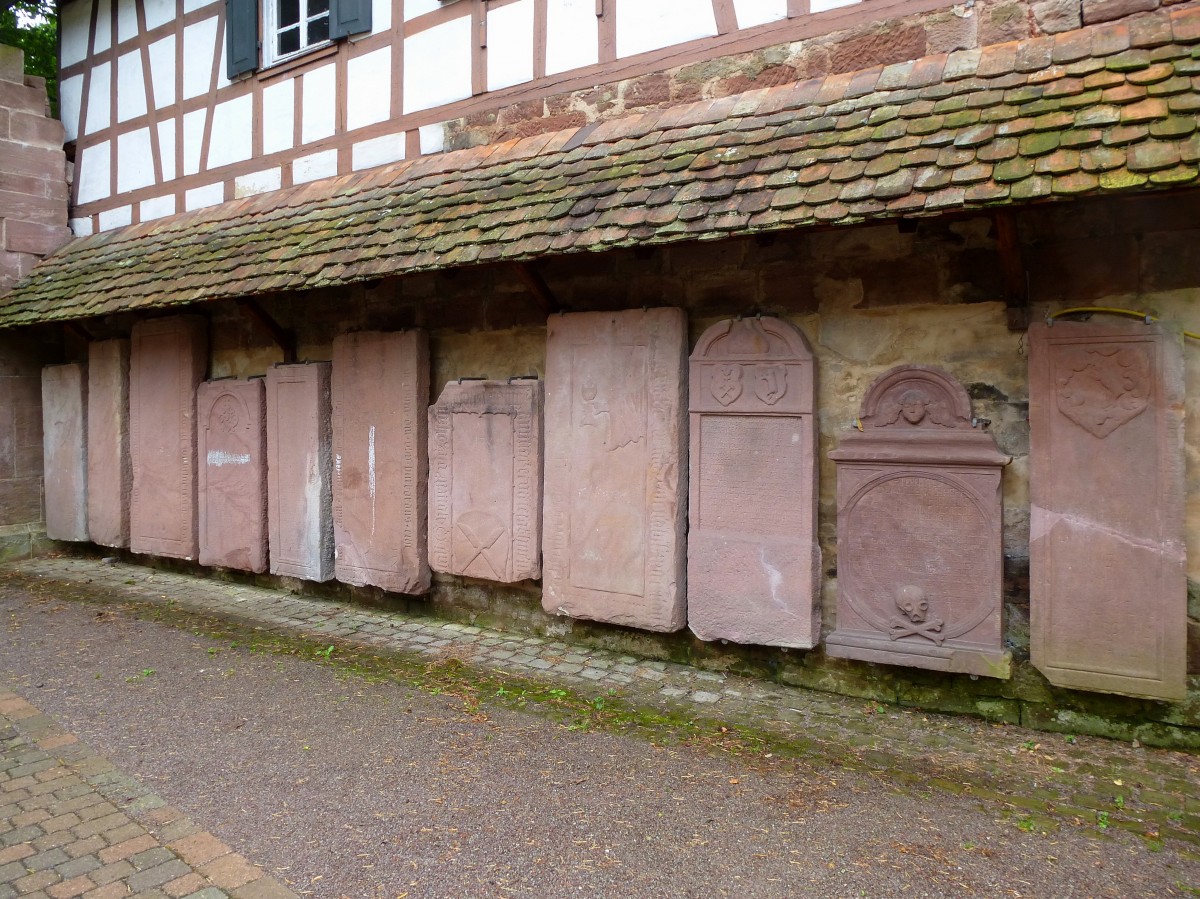 Bad Herrenalb, historische Grabplatten im Paradies, das auch als Beisetzungssttte gedient hat, Aug.2015