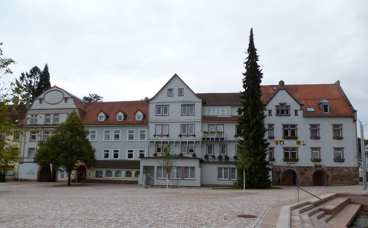 Bad Herrenalb, das Rathaus der ca.7500 Einwohner zhlenden Kurstadt, die sich ab 1971  Bad  nennen durfte, Aug.2015