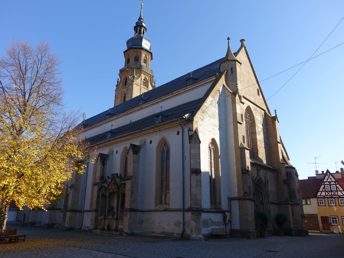 Bad Knigshofen, kath. Stadtpfarrkirche Maria Himmelfahrt, dreischiffige sptgotische Staffelhalle mit Satteldach, erbaut von 1442 bis 1502, Sdostturm mit Zwiebelhaube (15.10.2018)