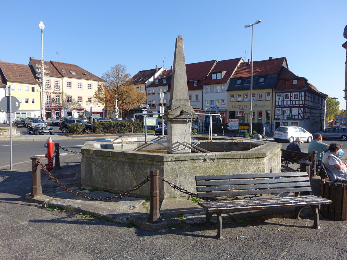 Bad Knigshofen, Obeliskenbrunnen von 1806 am Marktplatz (15.10.2018)