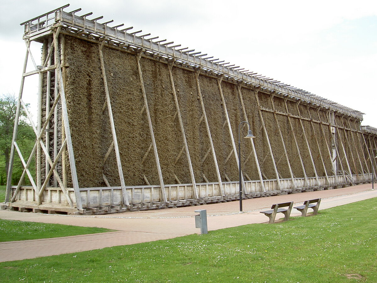 Bad Ksen, Gradierwerk am Hermann-Gosewitz-Weg, 325 lang (13.05.2012)