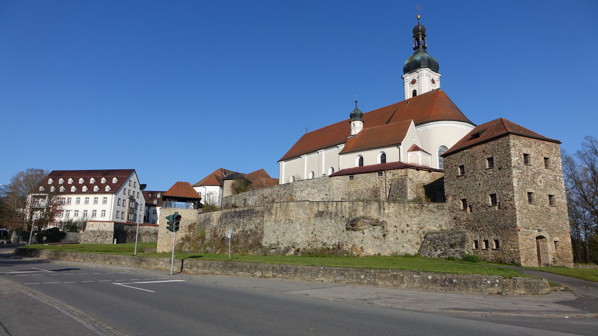 Bad Ktzting, Die Stadtpfarrkirche Mari Himmelfahrt bildet den Mittelpunkt einer Wehranlage mit uerer Ringmauer, Graben und innerem Befestigungsring (05.11.2017)