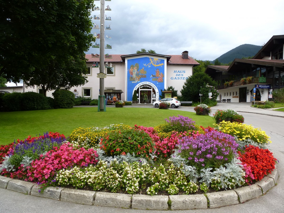 Bad Kohlgrub, das Haus des Gastes, mit Kur-und Touristeninformation, der Ort ist seit 1948 Bad und das hchstgelegene Moorbad in Deutschland, Aug.2014