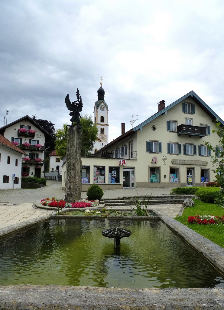 Bad Kohlgrub, Ortszentrum mit Springbrunnen und Kriegerdenkmal, Aug.2014