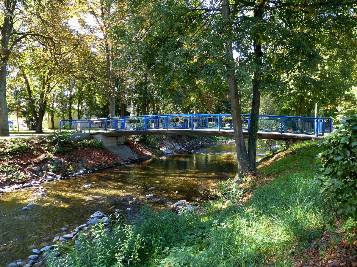 Bad Krozingen, Brcke im Kurpark ber die aus dem Schwarzwald kommende Neumagen, Sept.2015