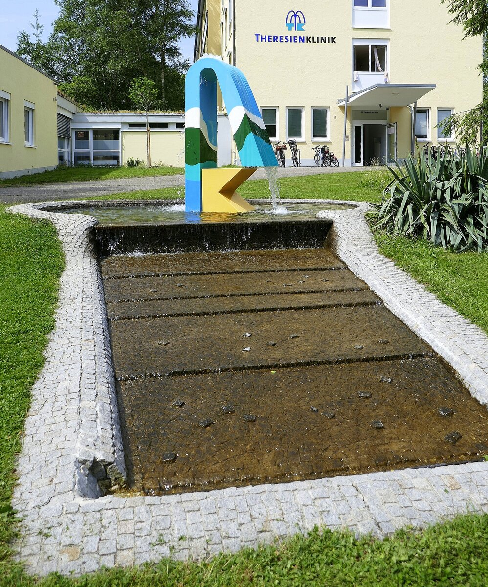 Bad Krozingen, Brunnenanlage vor der Theresienklinik im Kurpark von Bad Krozingen, Juni 2021