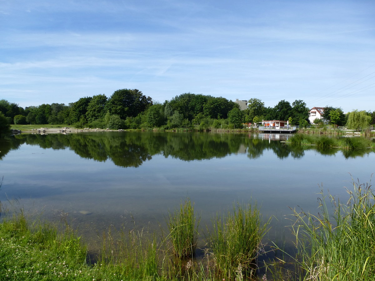 Bad Krozingen, neu angelegter See mit Einkehrmglichkeit im Kurpark, Juni 2017