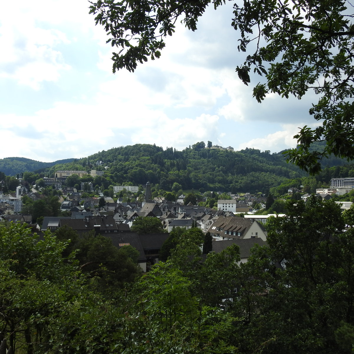 BAD LAASPHE IM ROTHAARGEBIRGE/NRW
Blick auf die Kleinstadt inmitten grner,bewaldeter Hgel des ROTHAARGEBIRGES,mit dem Turm der
ev. Stadtkirche in der Bildmitte und SCHLOSS WITTGENSTEIN,im 12. Jahrhundert gegrndet und im
Barock ausgebaut,hoch ber der Stadt,am 4.7.2017...