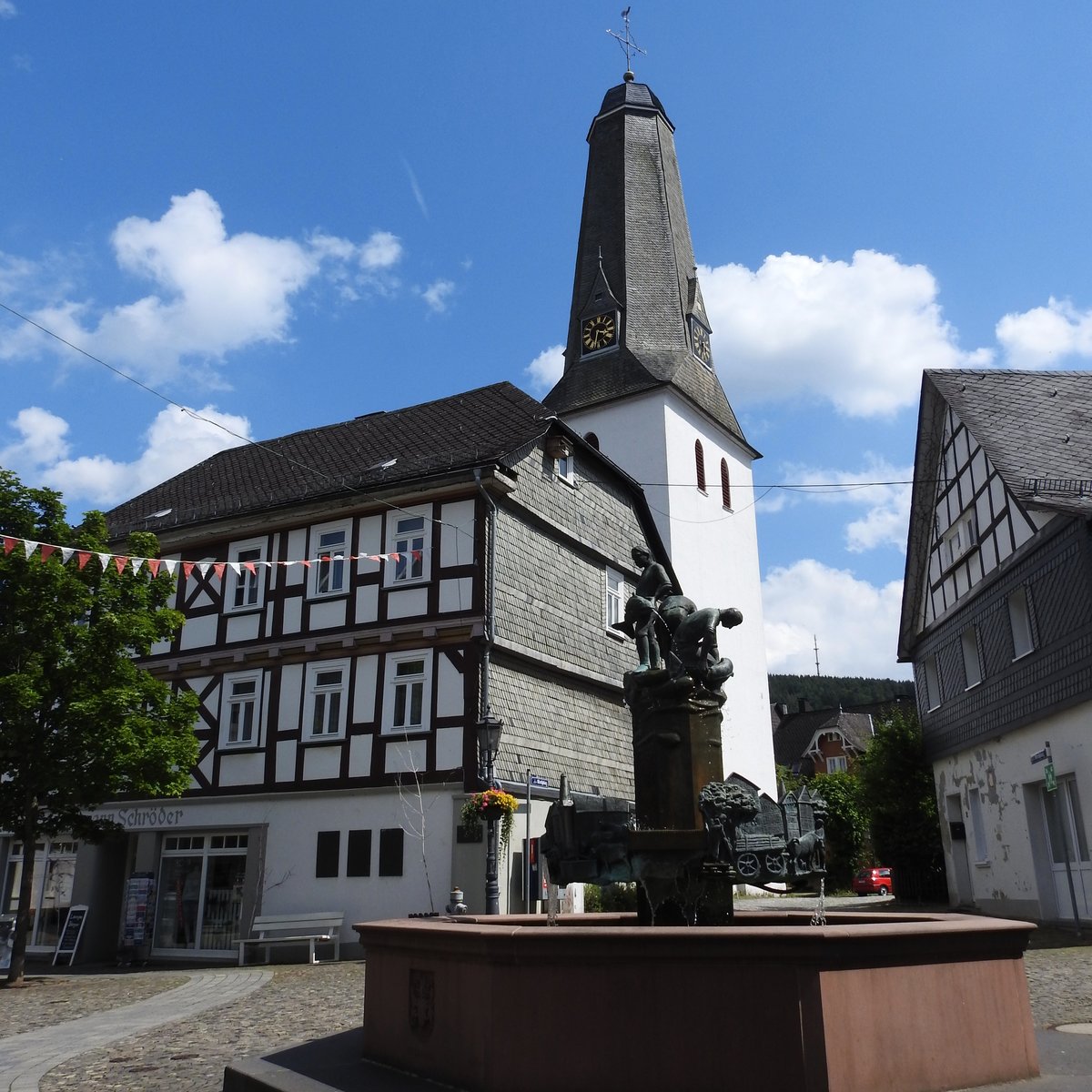 BAD LAASPHE-INNENSTADT MIT EV. KIRCHE
Die Kleinstadt im Kreis SIEGEN-WITTGENSTEIN hat einen schnen Fachwerkkern-die evangelische Kirche mit
ihrem charakteristischen sechseckigen Dach,aus dem 13. Jahrhundert stammend,wurde nach der Reformation
mit Abendmahlstisch,Kanzel,Emporen und Frstenloge ausgestattet-
absolut sehenswert,hier am 4.7.2017...