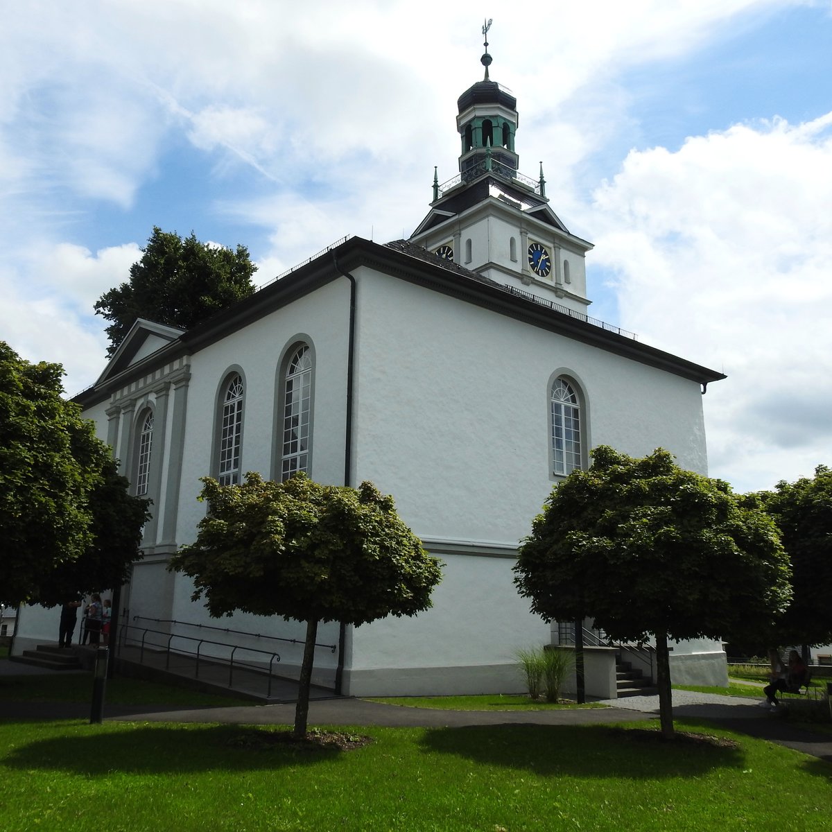 BAD MARIENBERG/WESTERWALD-EVANGELISCHE STADTKIRCHE
Wie ein kleines Schloss oder  ein feste Burg  im Lutherschen Sinn hoch ber der Westerwaldstadt auf einem
Hgel gelegen,1819-1822 im sptklassizitischen Stil neu erbaut,nachdem die alte Kirche
1813 durch Blitzeinschlag und Brand zerstrt wurde...hier am 14.8.2017...