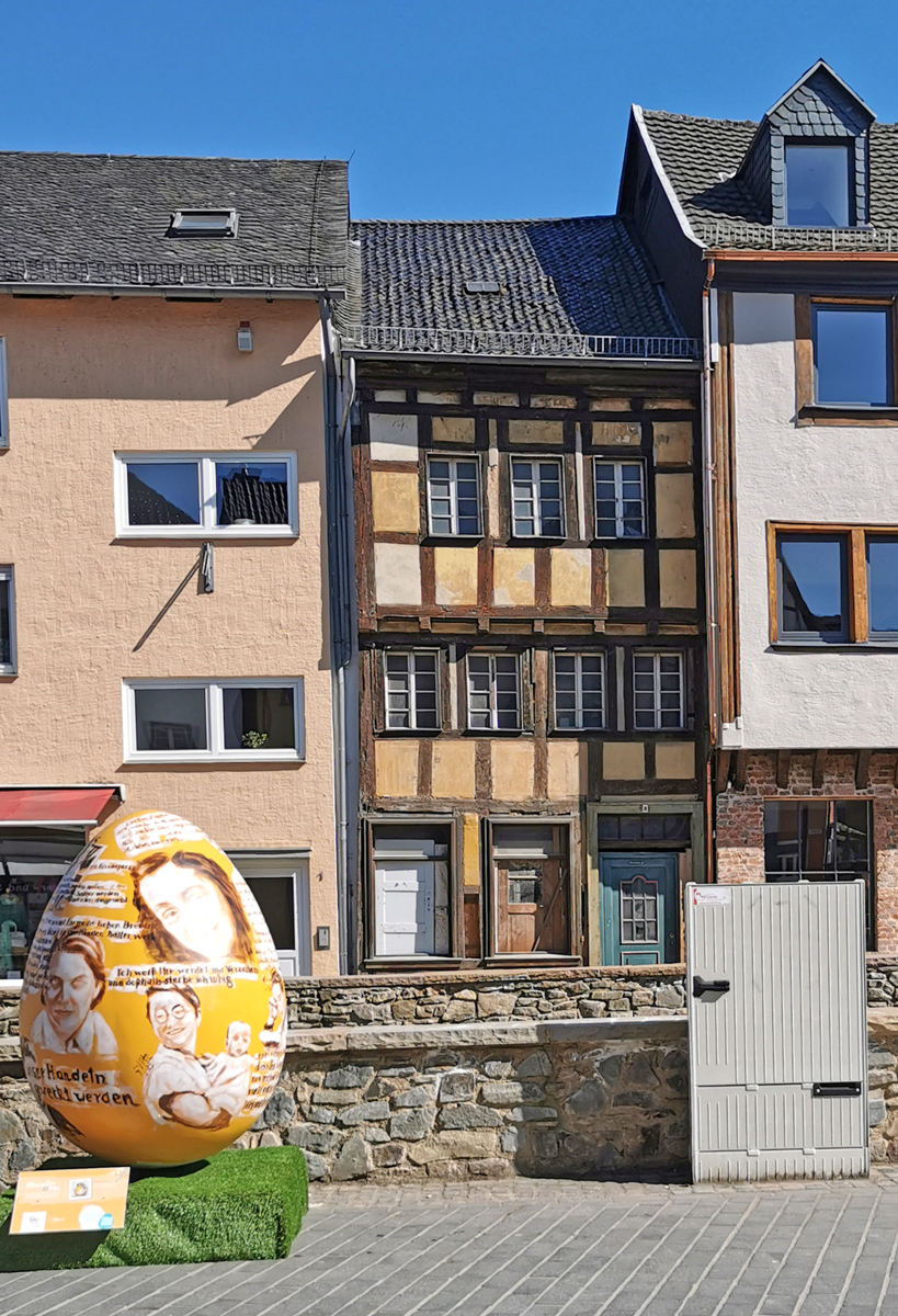 Bad Mnstereifel - altes schmales Fachwerkaus in schlechtem Zustand - 13.04.2025