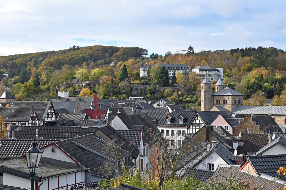 Bad Mnstereifel - Blick von der Burg ber die Stadt und der St. Chrisanthus und Daria Kirche bis zum Kurhaus - 08.11.2023