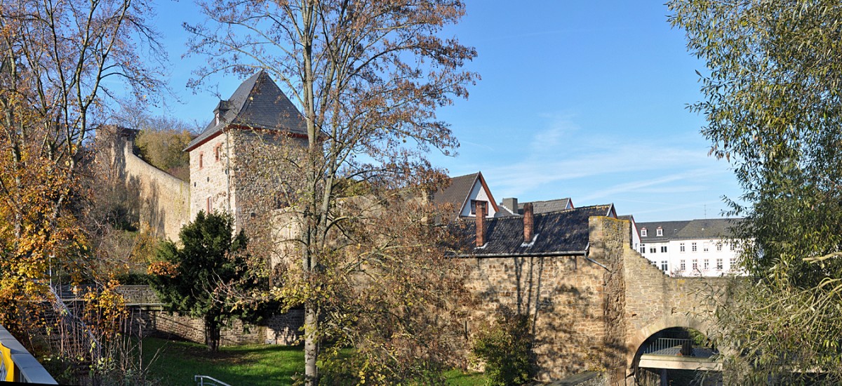 Bad Mnstereifel - Heisterbacher Tor und ein Teil der alten Stadtmauer - 16.11.2013