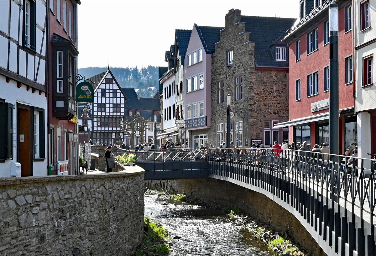 Bad Mnstereifel - Hochbetrieb auf der Werther Strae am sonnigen 9. Mrz 2024