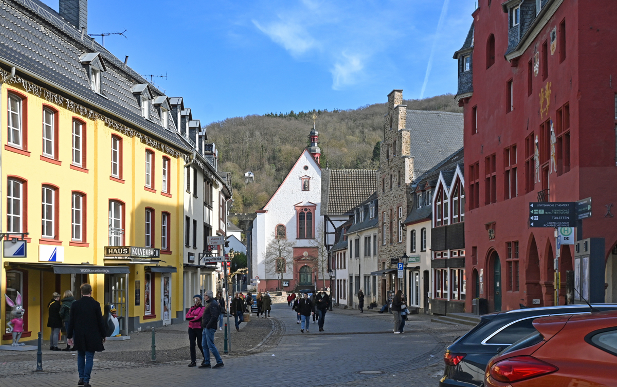 Bad Mnstereifel - Marktstrae mit dem roten Rathaus rechts - 09.03.2024