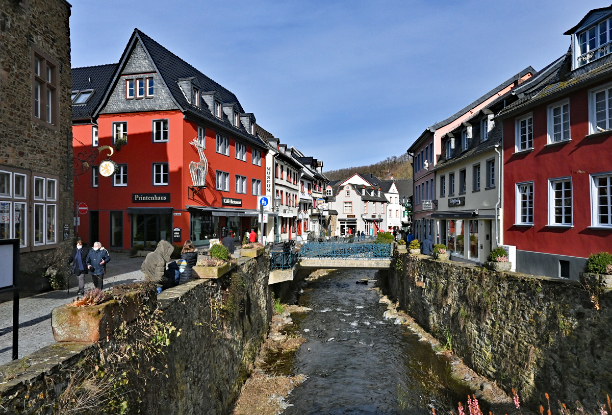 Bad Mnstereifel - oft fotografiert, das Printenhaus, Werther Strasse und der Erftlauf am 14.02.2021. Jetzt nach dem brutalen Hochwasser am 14.06.21 Brcken und Mauern weggerissen, Huser beschdigt und voll Wasser - Chaos. Es wird lange dauern und viel Energie kosten, um das wieder aufzubauen. Ich hoffe fr die Mnstereifeler, die Aufbauhilfe wird auch so sprudeln, wie die warmen Worte der Politiker. 