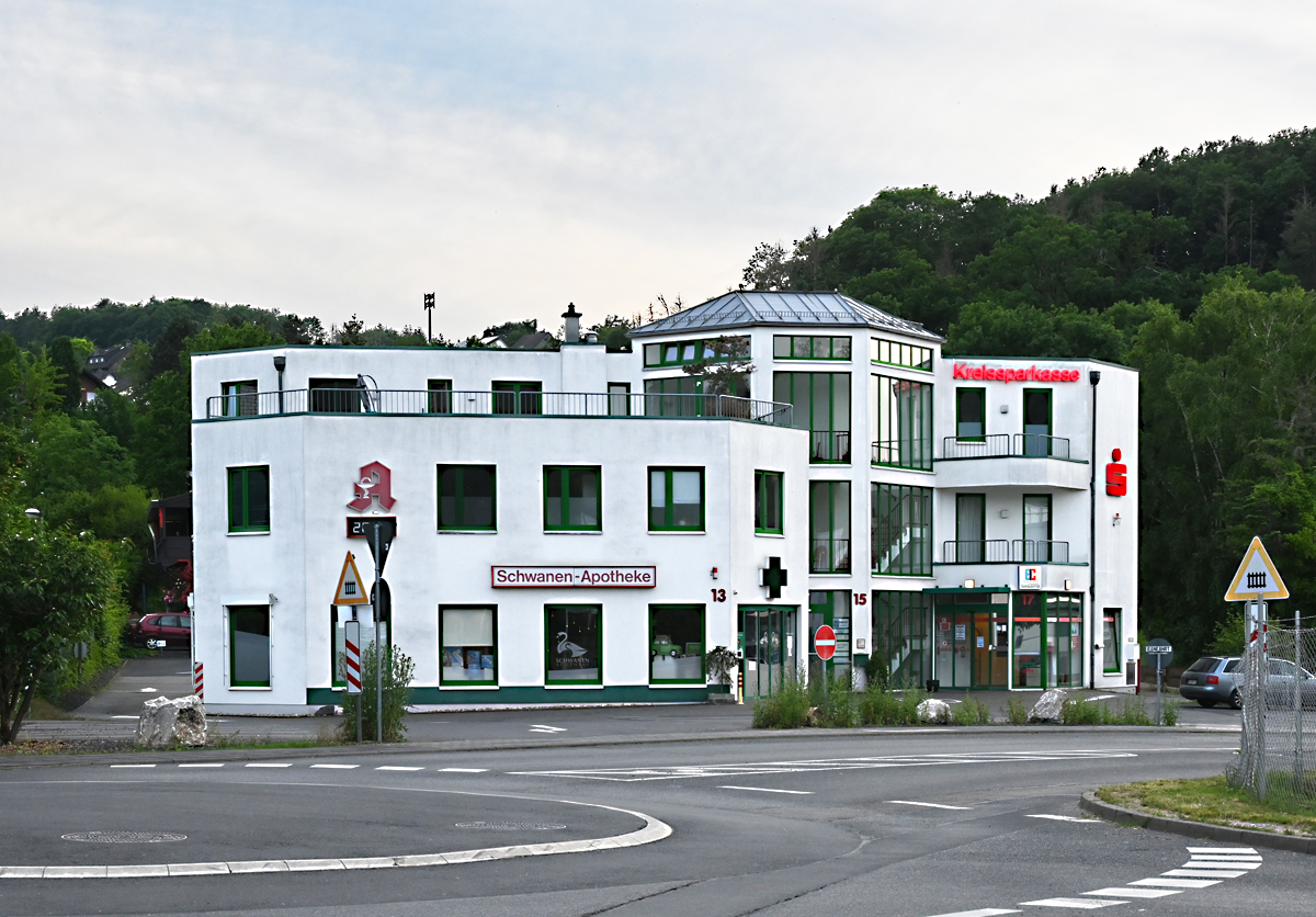 Bad Münstereifel - Schwanen Apotheke und Kreissparkasse am Ortseingang aus Richtung Euskirchen - 26.06.2021