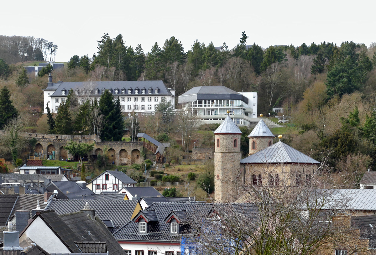 Bad Mnstereifel - St. Chrysanthus und Daria-Kirche und am Hang die Kurklinik - 04.03.2017