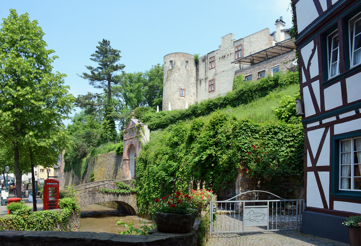 Bad Mnstereifeler-Burg mit Erftbrcke und Aufgang zur Burg - 05.06.2016