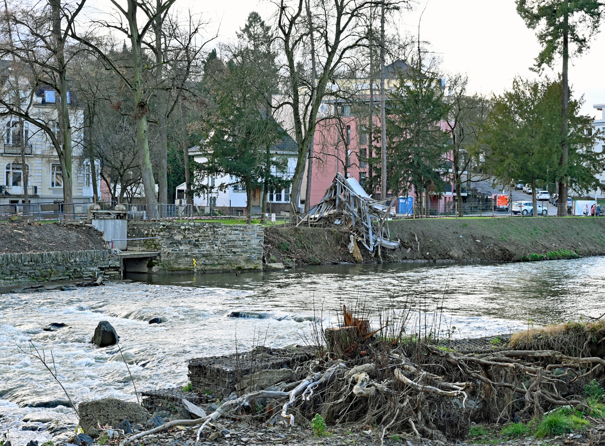 Bad Neuenahr - das Ahrufer in Bad Neuenahr, 6 Monate nach der Flutkatastrophe. Die Erdgeschosse in den Gebuden beidseitig der Ahr berwiegend immer noch nicht nutzbar. 02.01.2022