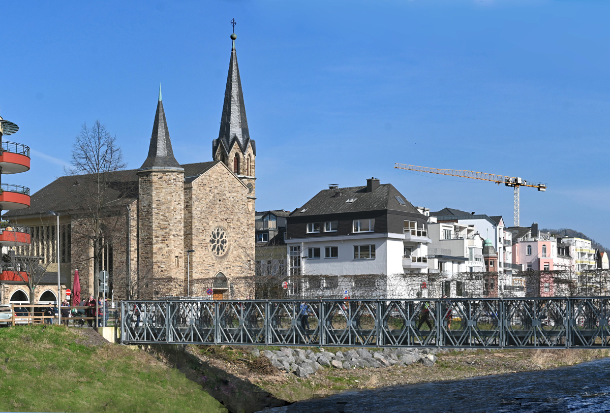 Bad Neuenahr - Martin Luther Kirche und nach Zerstrung der Straenbrcke, jetzt die Fugngerbrcke ber die Ahr. Nach Umgestaltung und  Neubau, bedingt durch die Flutkatastrophe - 03.03.2024