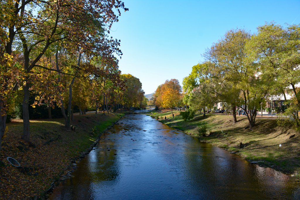 Bad Neuenahr - mitten durch die Stadt, die Ahr im Herbst - 30.10.2016