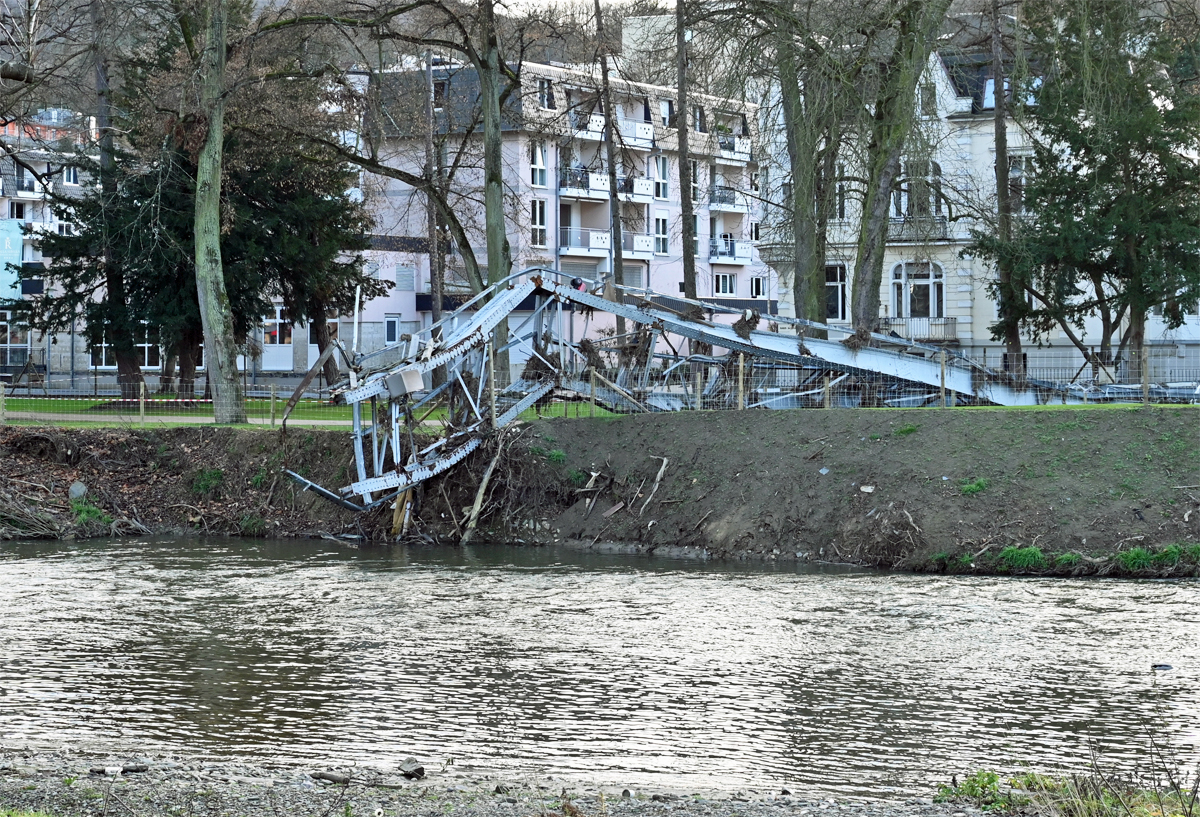 Bad Neuenahr - weggesplte Ahr-Fugngerbrcke, 6 Monate nach der Flut. 02.01.2022