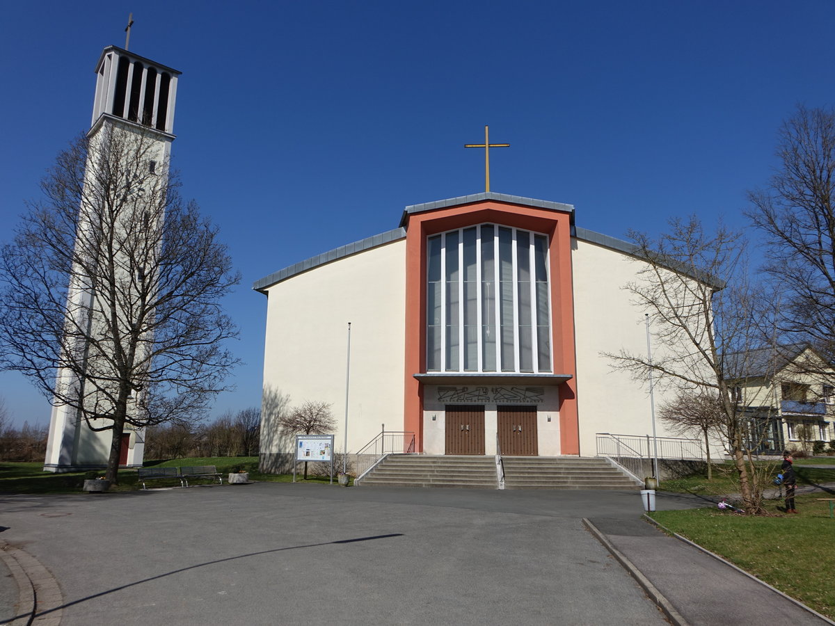 Bad Rodach, Katholische Pfarrkirche St. Marien, erbaut von 1953 bis 1957 durch Josef Rauschen (08.04.2018)