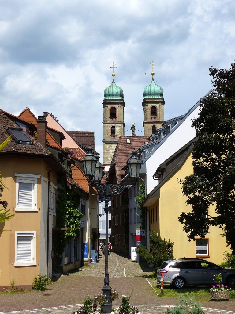 Bad Sckingen am Hochrhein, Blick durch die Altstadtgassen zum Fridolinsmnster, Juni 2013