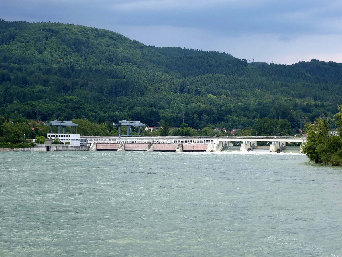 Bad Sckingen, Blick von der Holzbrcke zum Rheinkraftwerk, Juni 2013